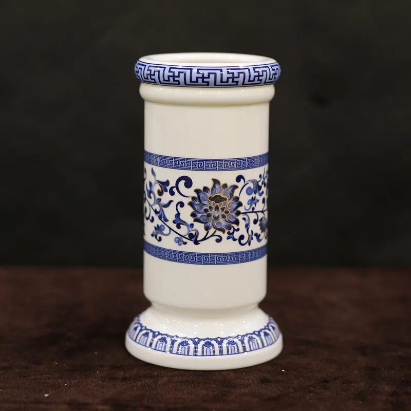 Mẫu ống đựng hương sứ trắng hoa sen xanh thanh nhã giúp làm sáng không gian thờ tự