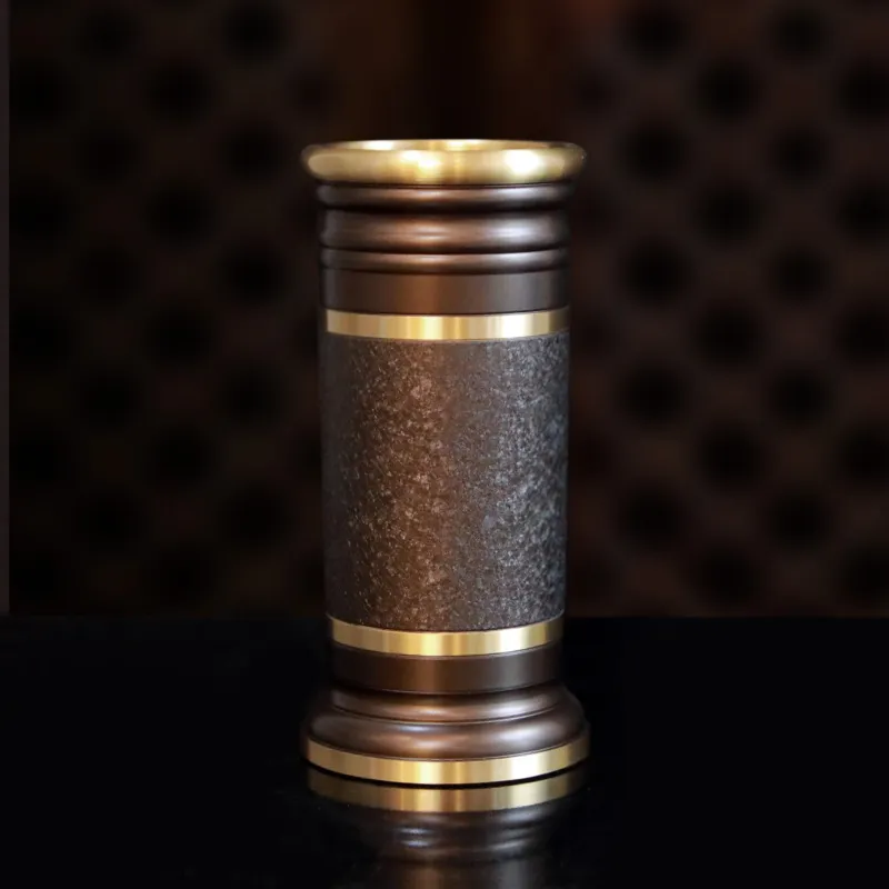 Ống đựng nhang mẫu đồng đen sần mang lại vẻ đẹp uy nghiêm cho không gian thờ