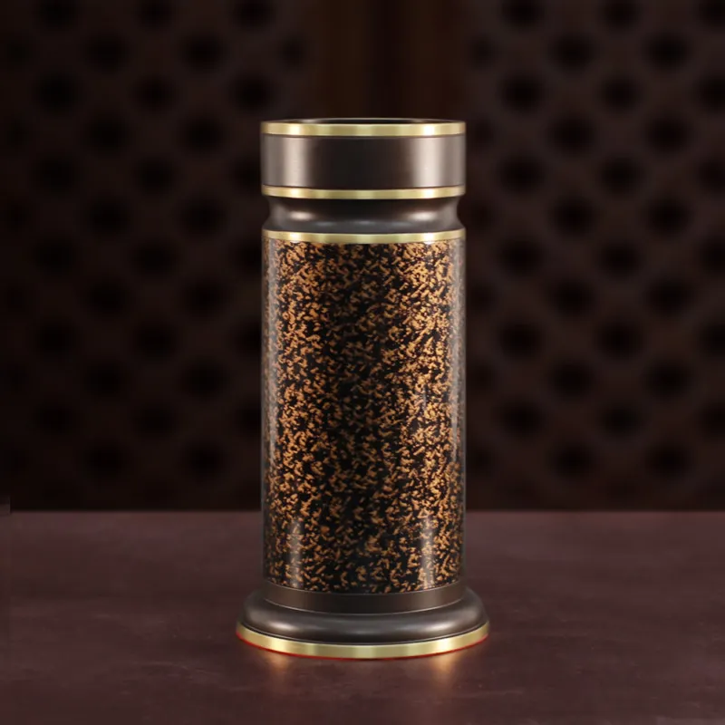 Ống hương đồng vân đá đen sang trọng kết hợp hài hòa với các vật phẩm thờ cúng khác