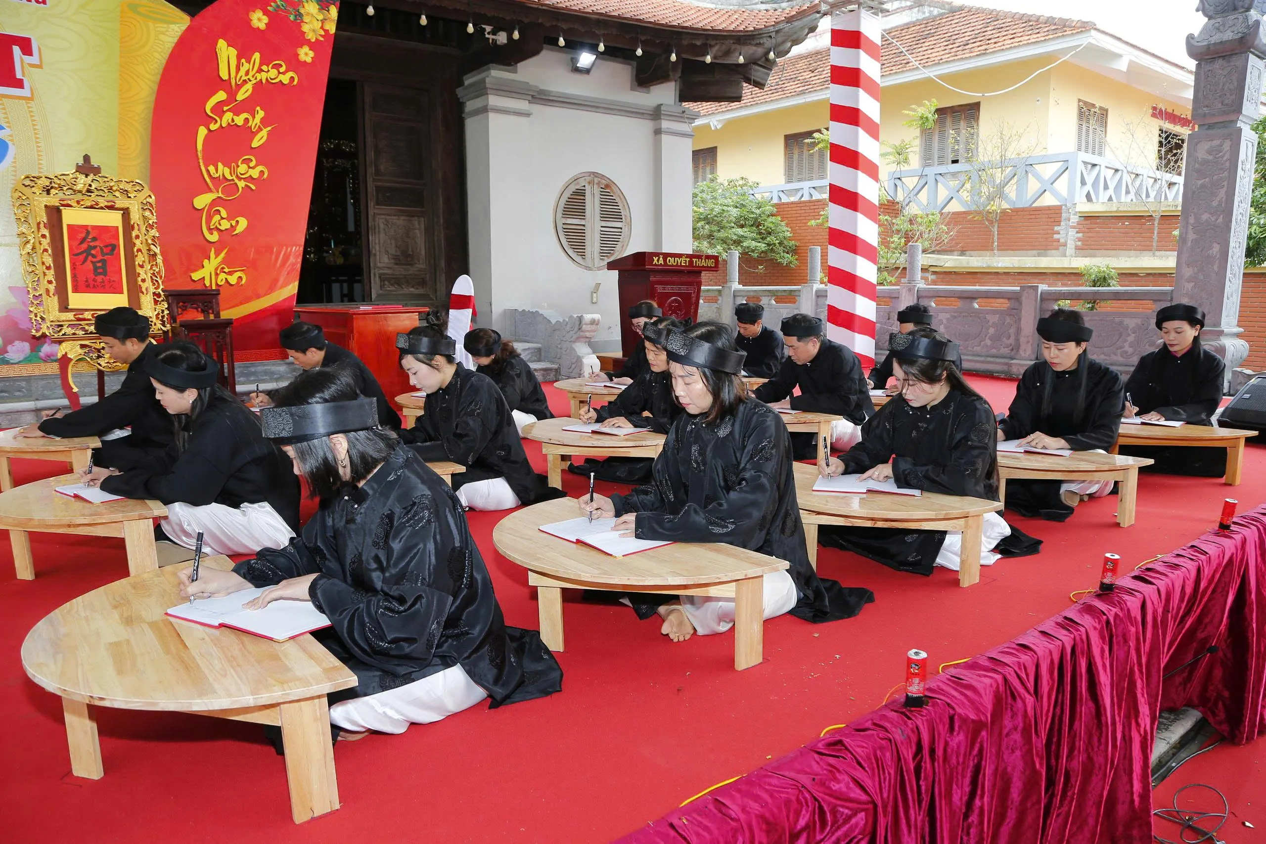 Các thầy cô giáo tổ chức khai bút đầu xuân