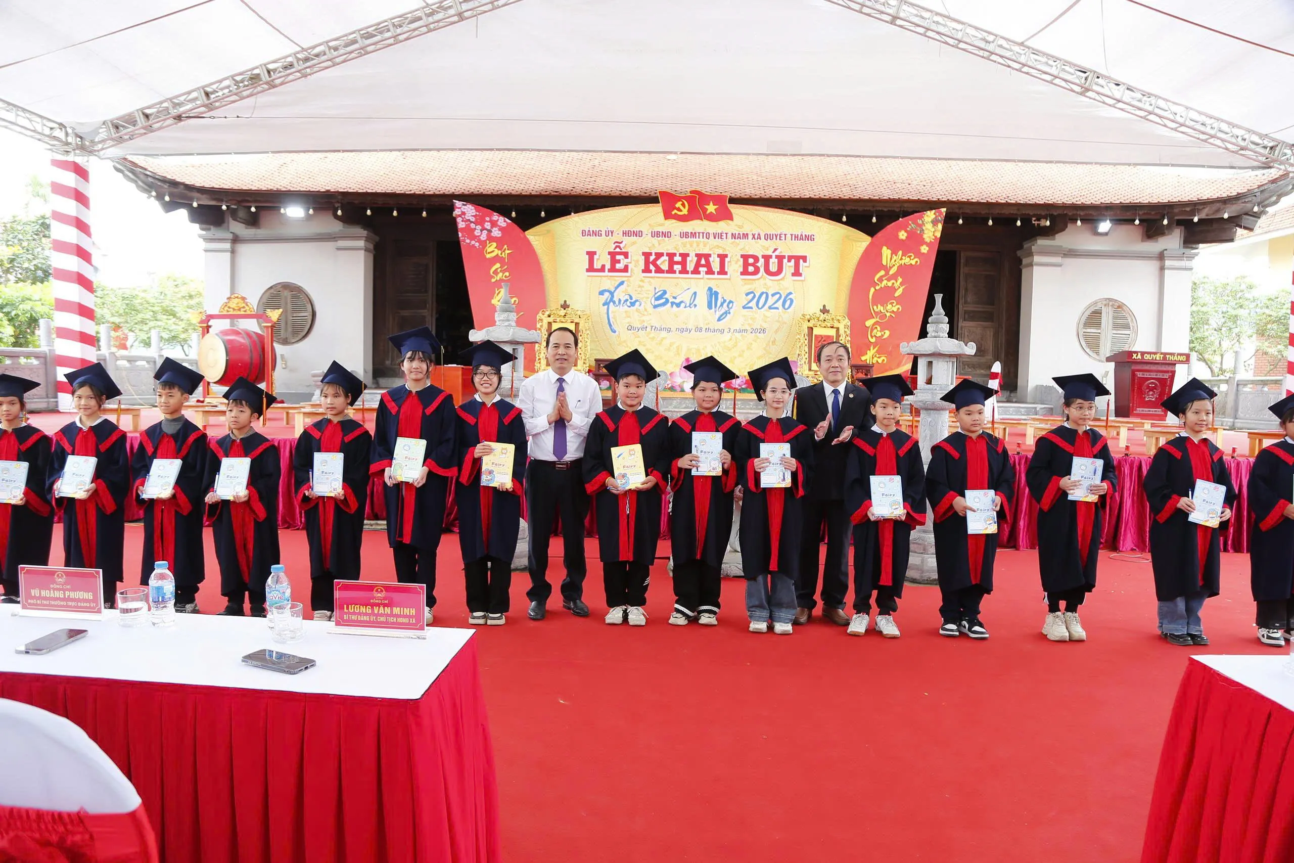 Các đồng chí: Lương Văn Minh - Bí thư Đảng ủy, Chủ tịch HĐND xã; Nguyễn Văn Nhang - Phó chủ tịch Hội khuyến học thành phố tặng quà các em học sinh tiêu biểu