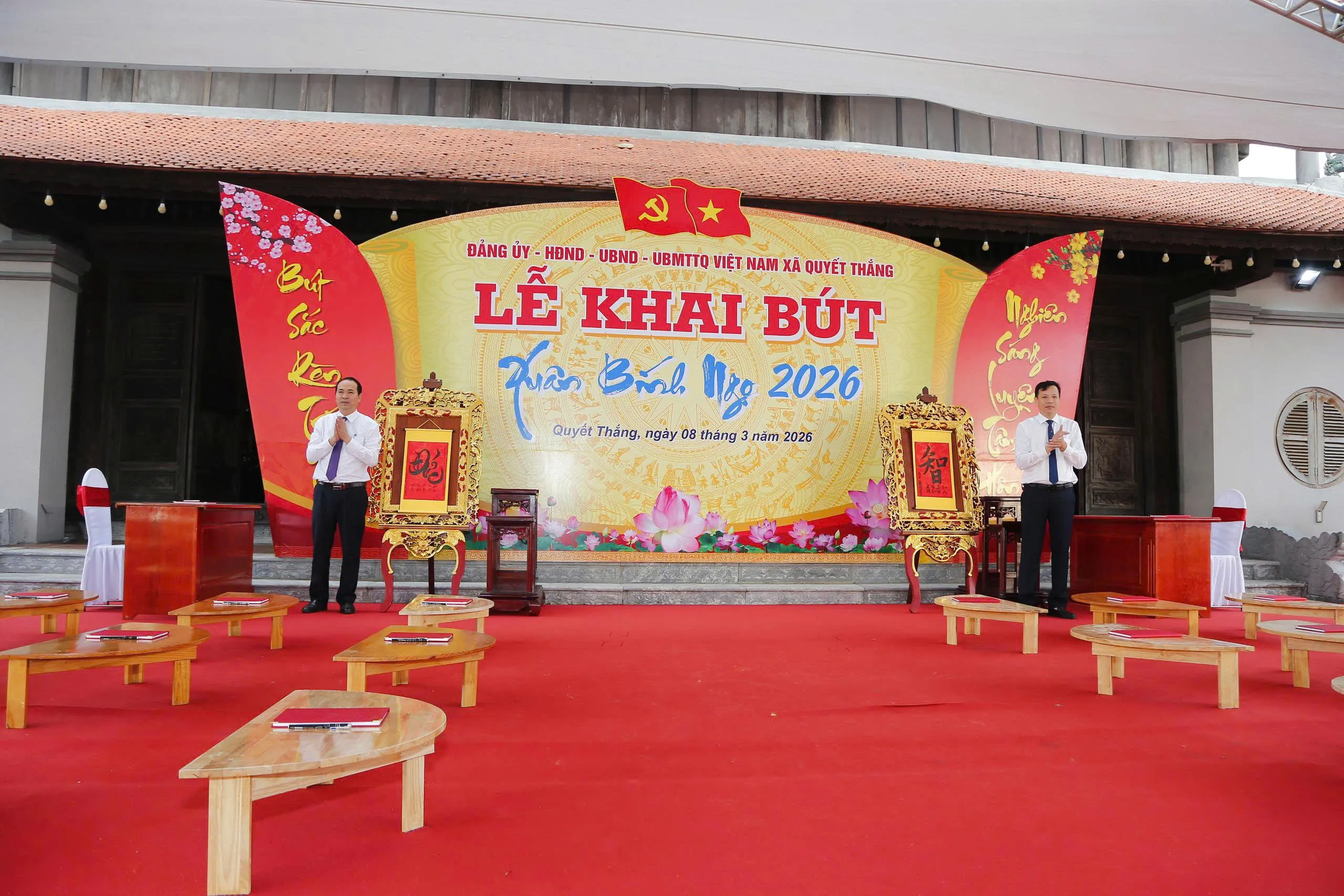 Các đồng chí: Lương Văn Minh - Bí thư Đảng ủy, Chủ tịch HĐND; Đặng Văn Khởi - Chủ tịch UBND xã Quyết Thắng ký khai bút trên nền chữ Đức và Trí