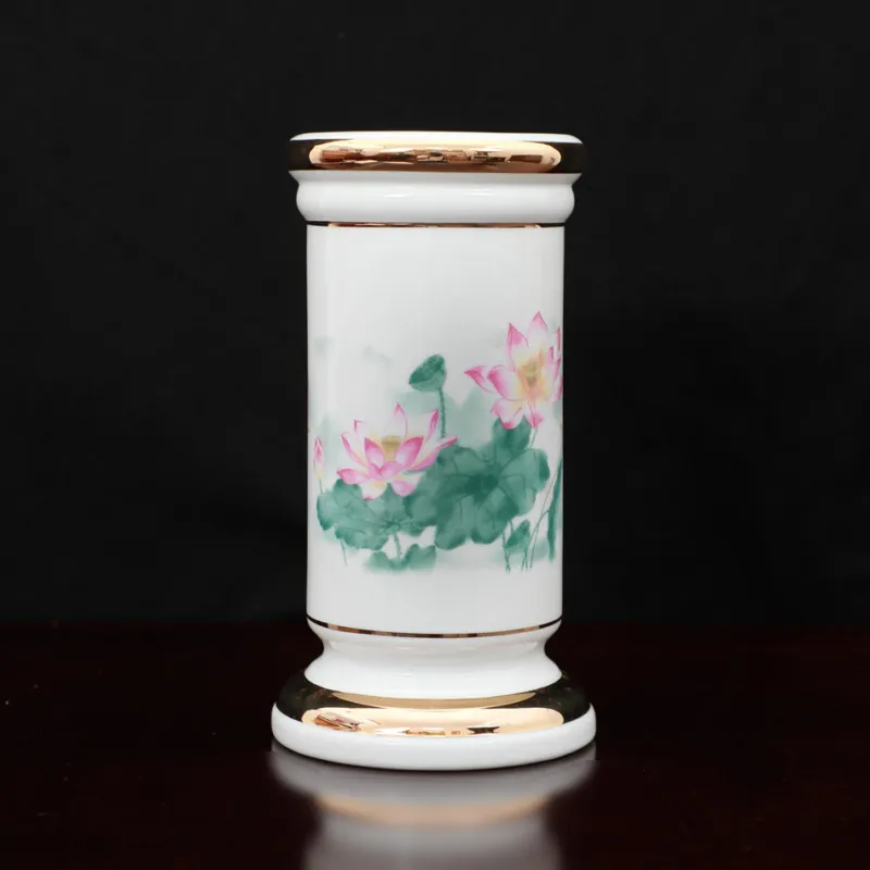 Họa tiết hoa sen hồng lá xanh trên nền sứ trắng tạo điểm nhấn nghệ thuật cho bàn thờ