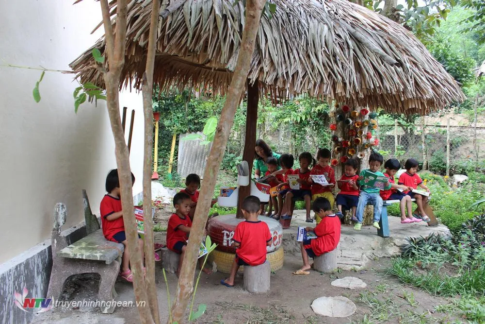 Các em nhỏ thích thú với không gian thư viện xanh