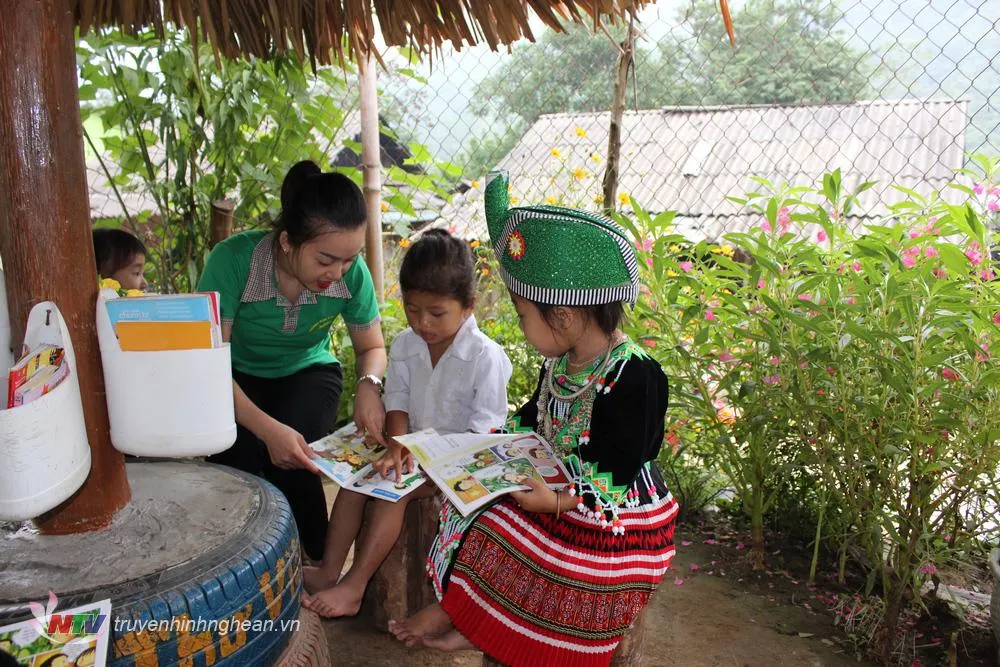 Học sinh say mê đọc truyện tranh tại thư viện