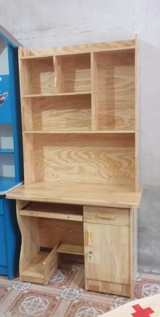 Bàn máy tính gỗ tự nhiên tích hợp giá sách tiện dụng cho không gian làm việc