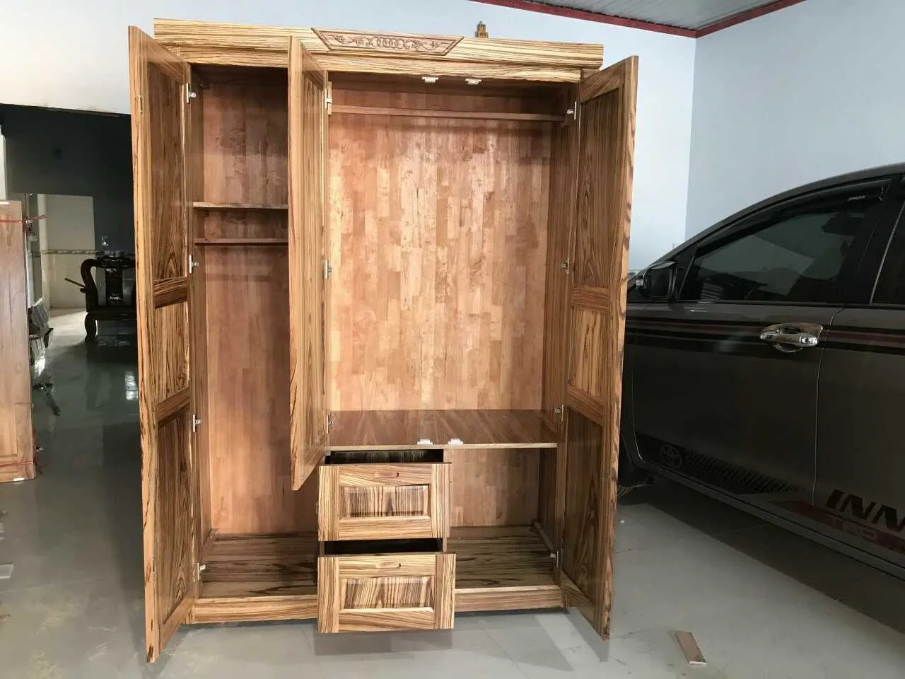 Tủ gỗ hương xám 3 cánh thiết kế tiện lợi