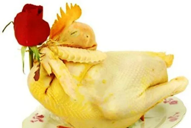 Gà luộc với tư thế cánh tiên và chân quỳ chuẩn bị cho việc đặt gà cúng trên bàn thờ