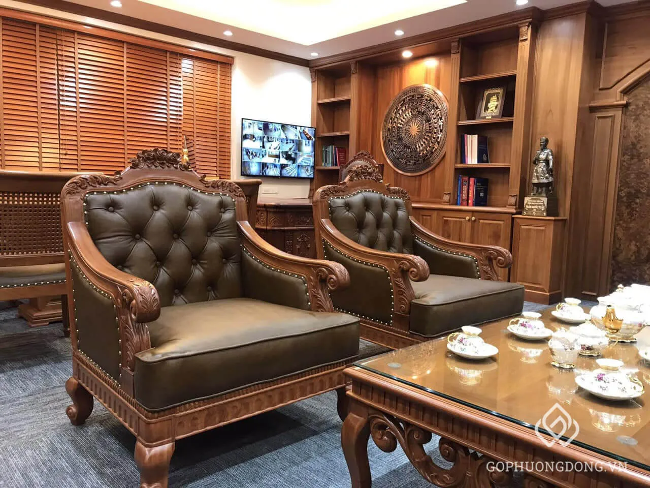 Bàn ghế gỗ gõ đỏ trong thiết kế nội thất phòng khách