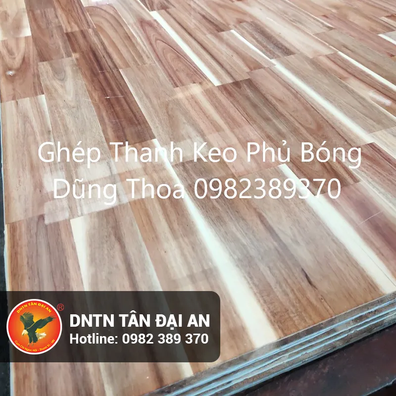 Bề mặt gỗ keo ghép thanh phủ bóng có màu sắc ấm áp và bền bỉ