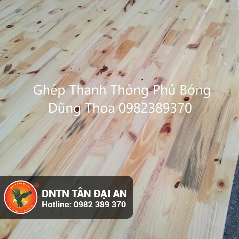 Bề mặt gỗ thông ghép thanh phủ keo bóng sang trọng cho văn phòng