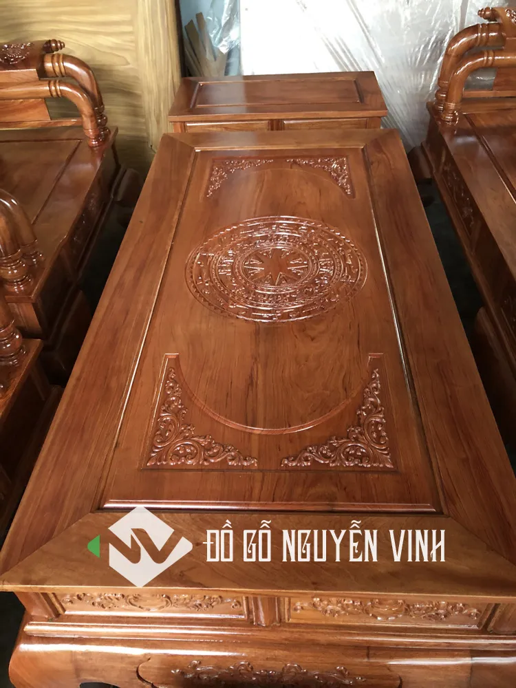 Phần ghế đơn được chạm khắc chi tiết và có độ hoàn thiện cao