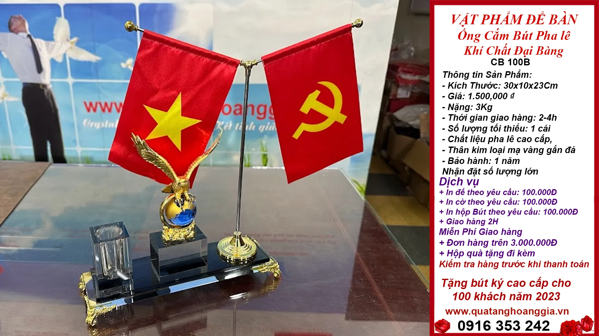 Phối hợp vật phẩm trang trí bàn làm việc với màu sắc gỗ