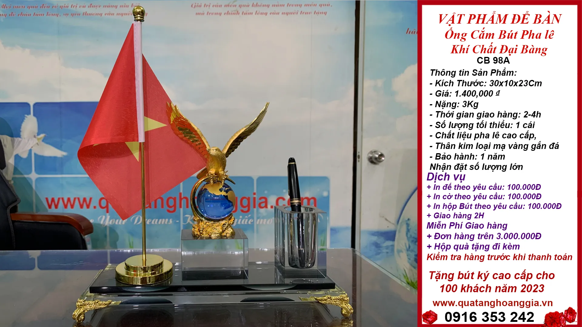 Cân đối kích thước vật phẩm trang trí bàn làm việc với không gian