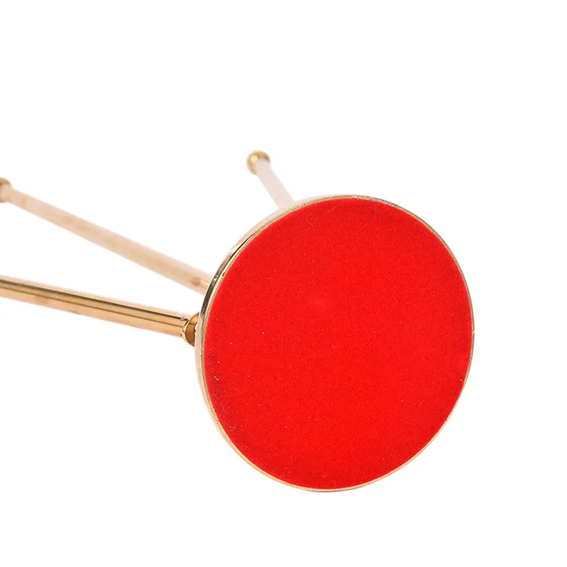 Phối cảnh cờ Tổ Quốc để bàn với đế đồng thau, thể hiện sự trang trọng