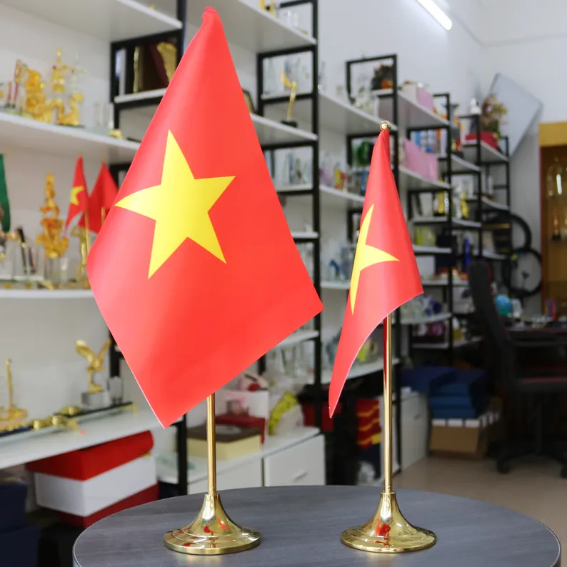Cờ Tổ Quốc để bàn làm việc vải lụa cao cấp, nổi bật trên bàn gỗ tự nhiên