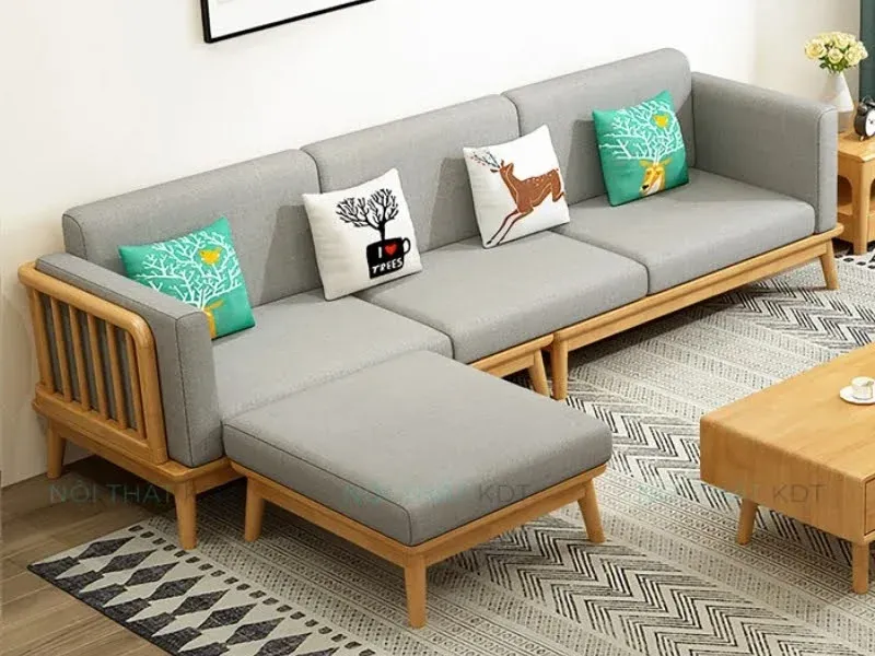 Sofa chữ L màu xám, khung gỗ sáng, gối trang trí sinh động