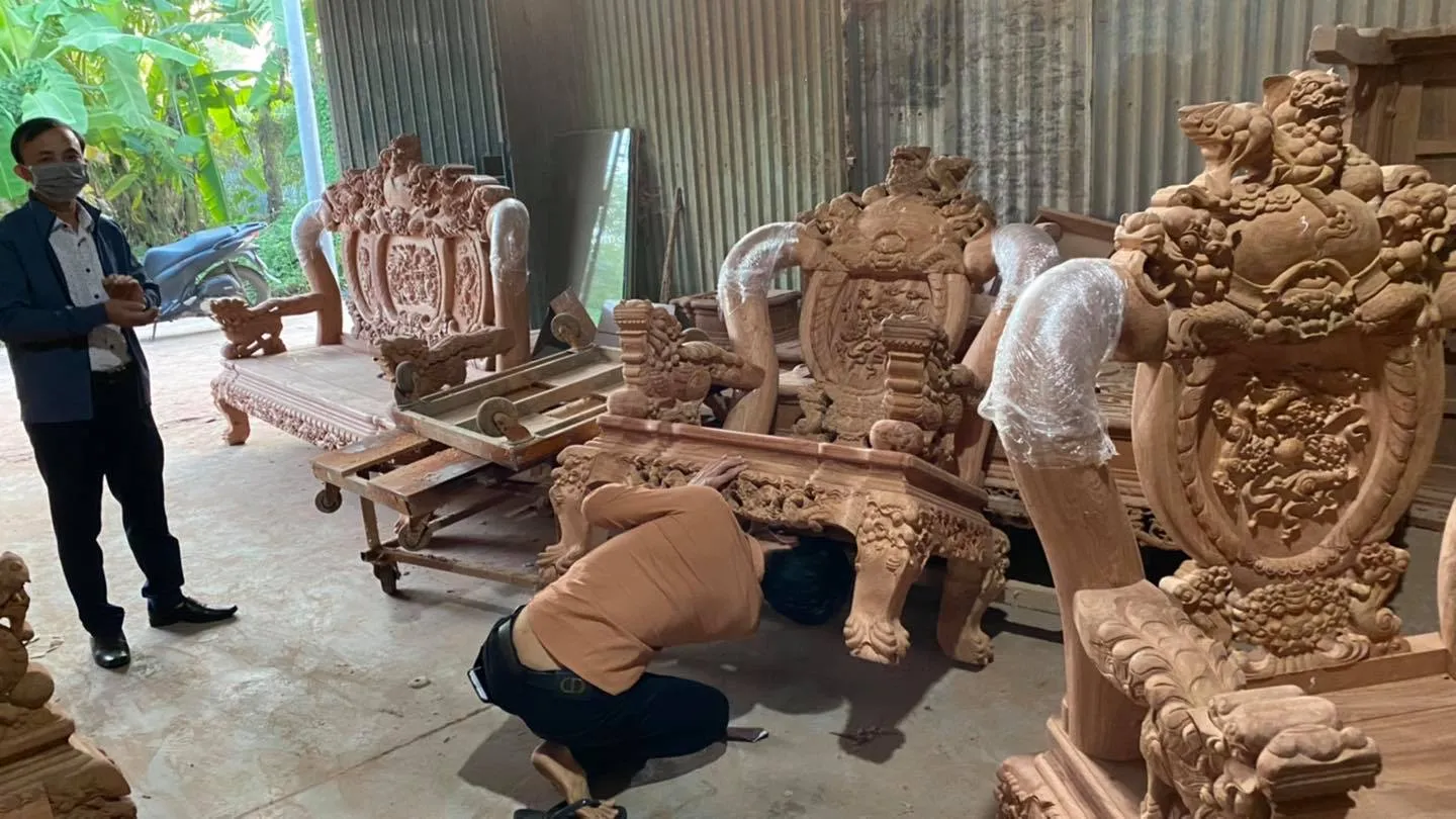 Việc chọn lựa kỹ lưỡng từ chất liệu gỗ đến cơ sở sản xuất là rất quan trọng khi mua bàn ghế gỗ Đồng Kỵ