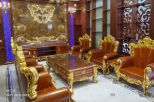 Góc nhìn cận cảnh sofa gỗ hoàng gia nguyên khối