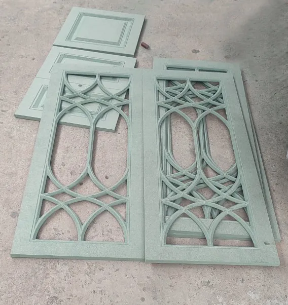 Gỗ MDF có thể được soi CNC tự động tạo ra cánh tủ có họa tiết cầu kỳ