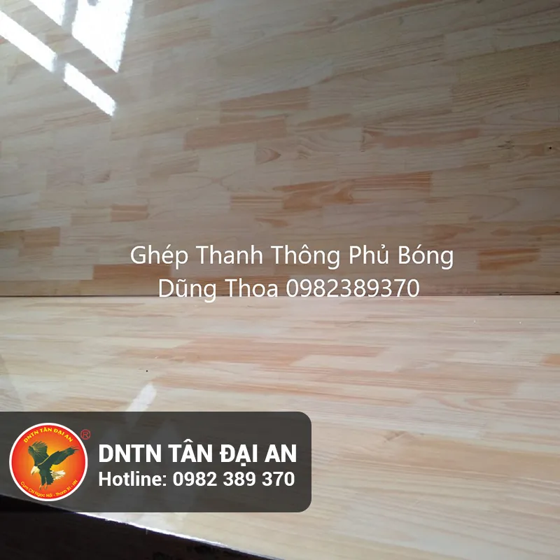 Vân gỗ thông hiện rõ sau khi được xử lý phủ keo bóng bề mặt