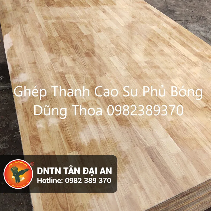Cận cảnh bề mặt gỗ ghép thanh cao su với độ bóng hoàn hảo