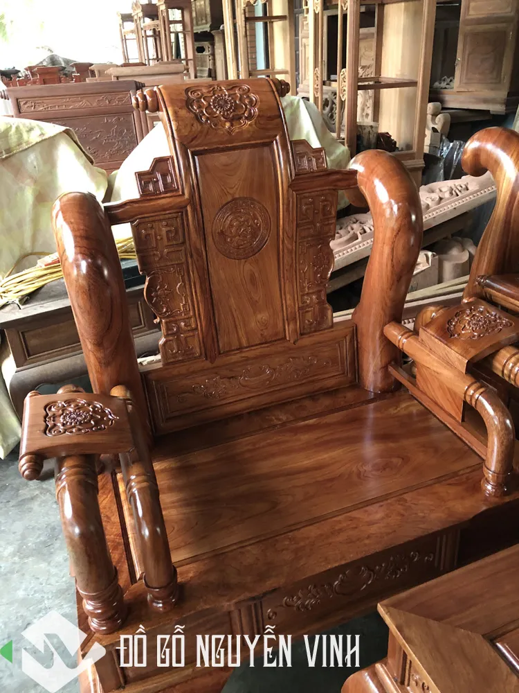 Bộ bàn ghế phòng khách Tần Thủy Hoàng gỗ Hương Đá được sơn PU hoàn thiện