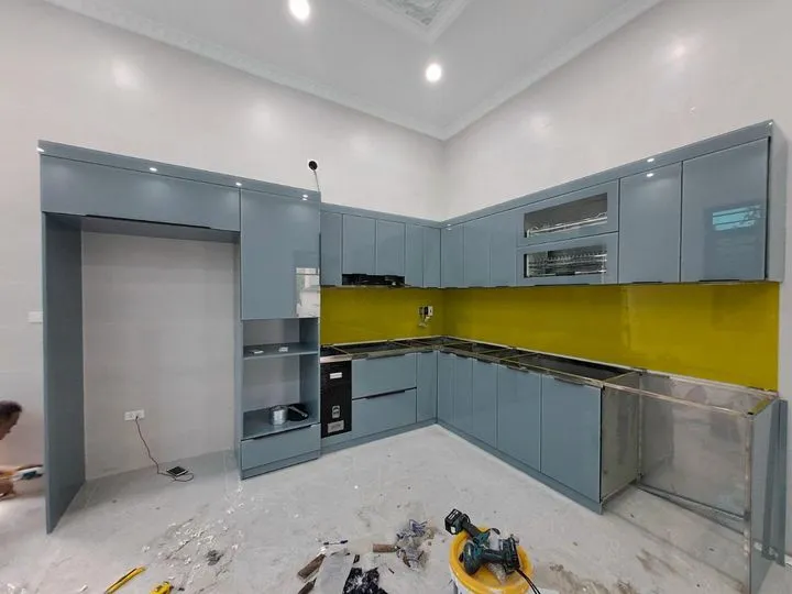 Tủ bếp khung inox cánh Laminate vân gỗ óc chó, phong cách Japandi