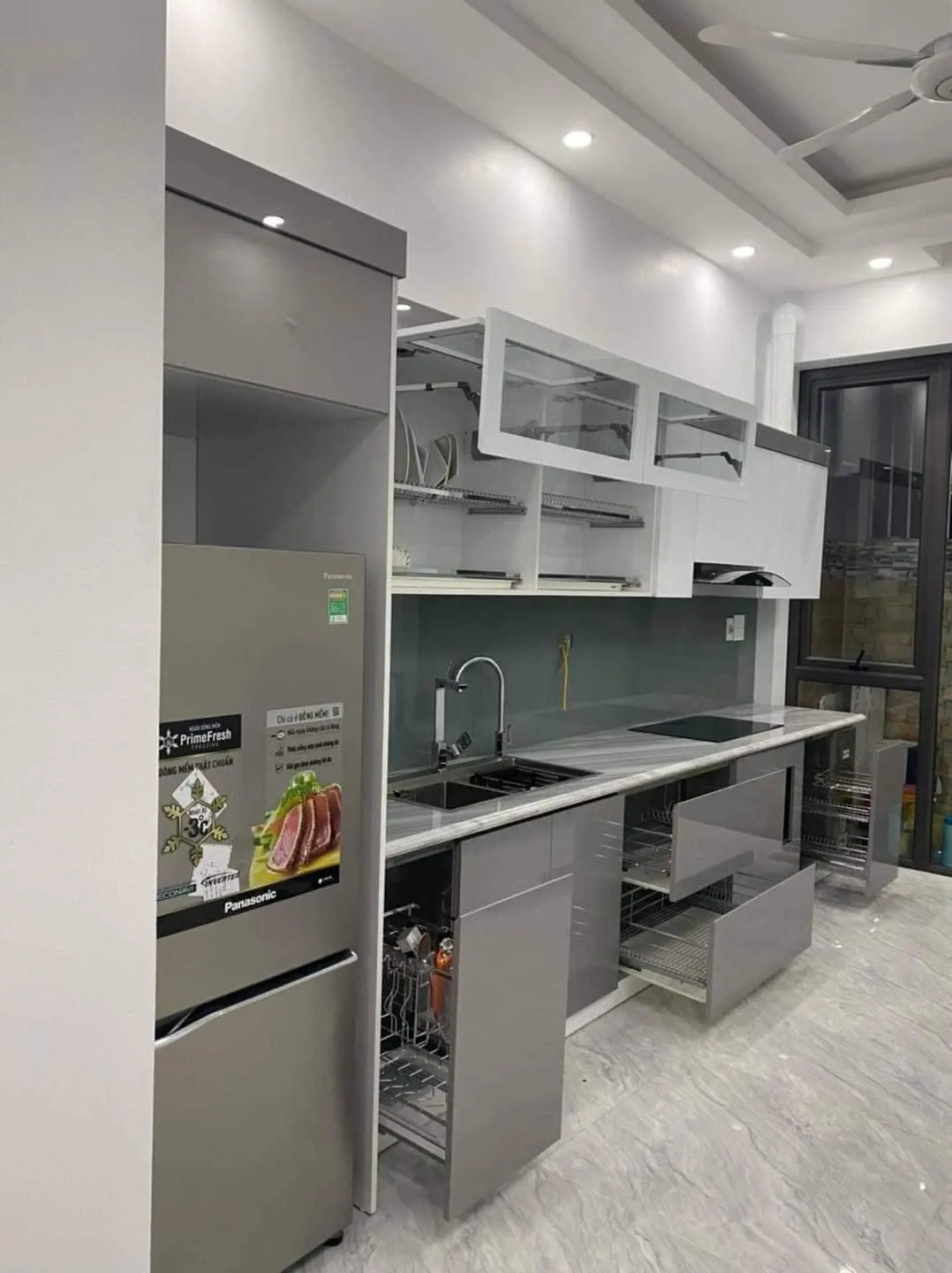 Tủ bếp khung inox cánh Acrylic trắng bóng, phong cách hiện đại tối giản