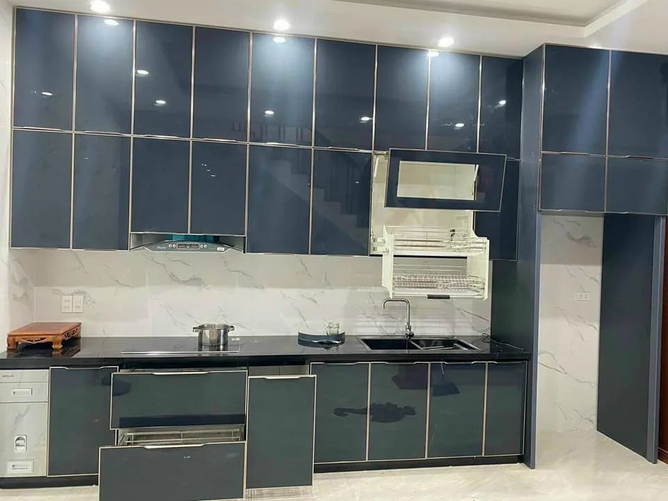 Tủ bếp khung inox cánh Acrylic đen mờ, phong cách hiện đại sang trọng