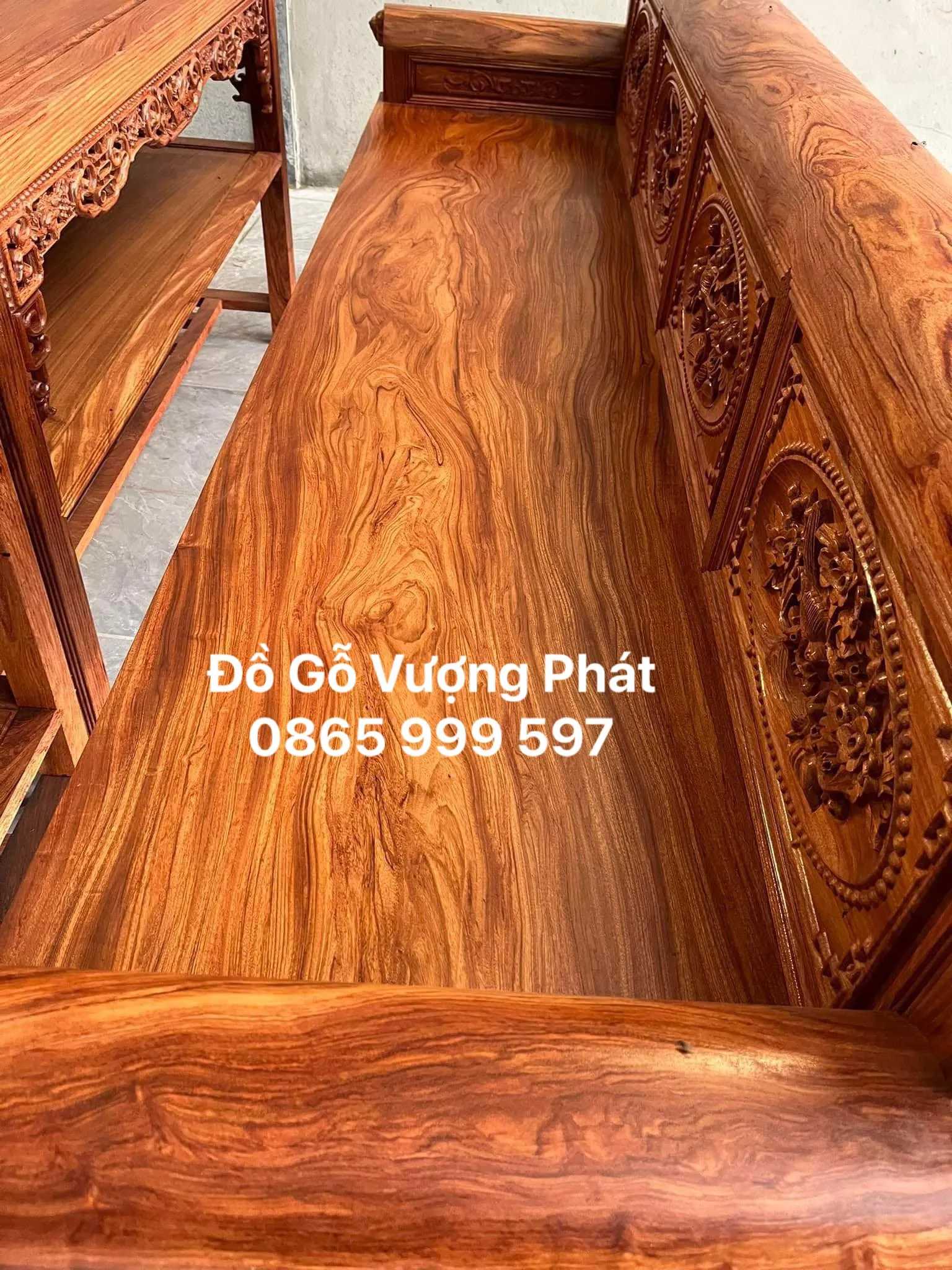 Bộ tràng kỷ gỗ hương cỡ đại với ba ô chạm truyền thống