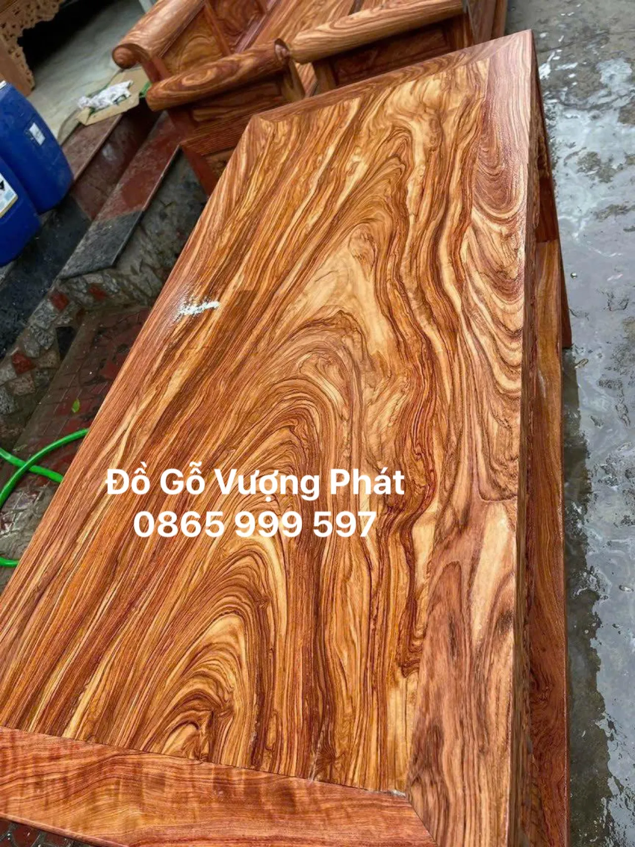 Chi tiết chạm khắc tứ quý trên tựa lưng ghế tràng kỷ gỗ hương