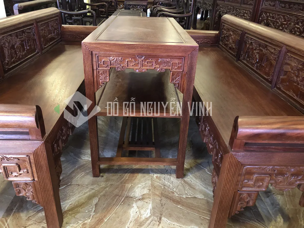 Nghệ nhân đang chăm chút tỉ mỉ cho từng đường nét của bộ trường kỷ