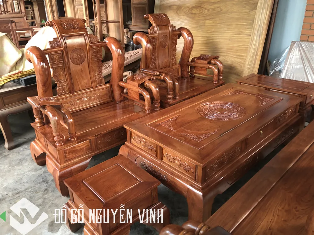 Chi tiết phần tay ghế và chương ghế được chạm khắc tỉ mỉ