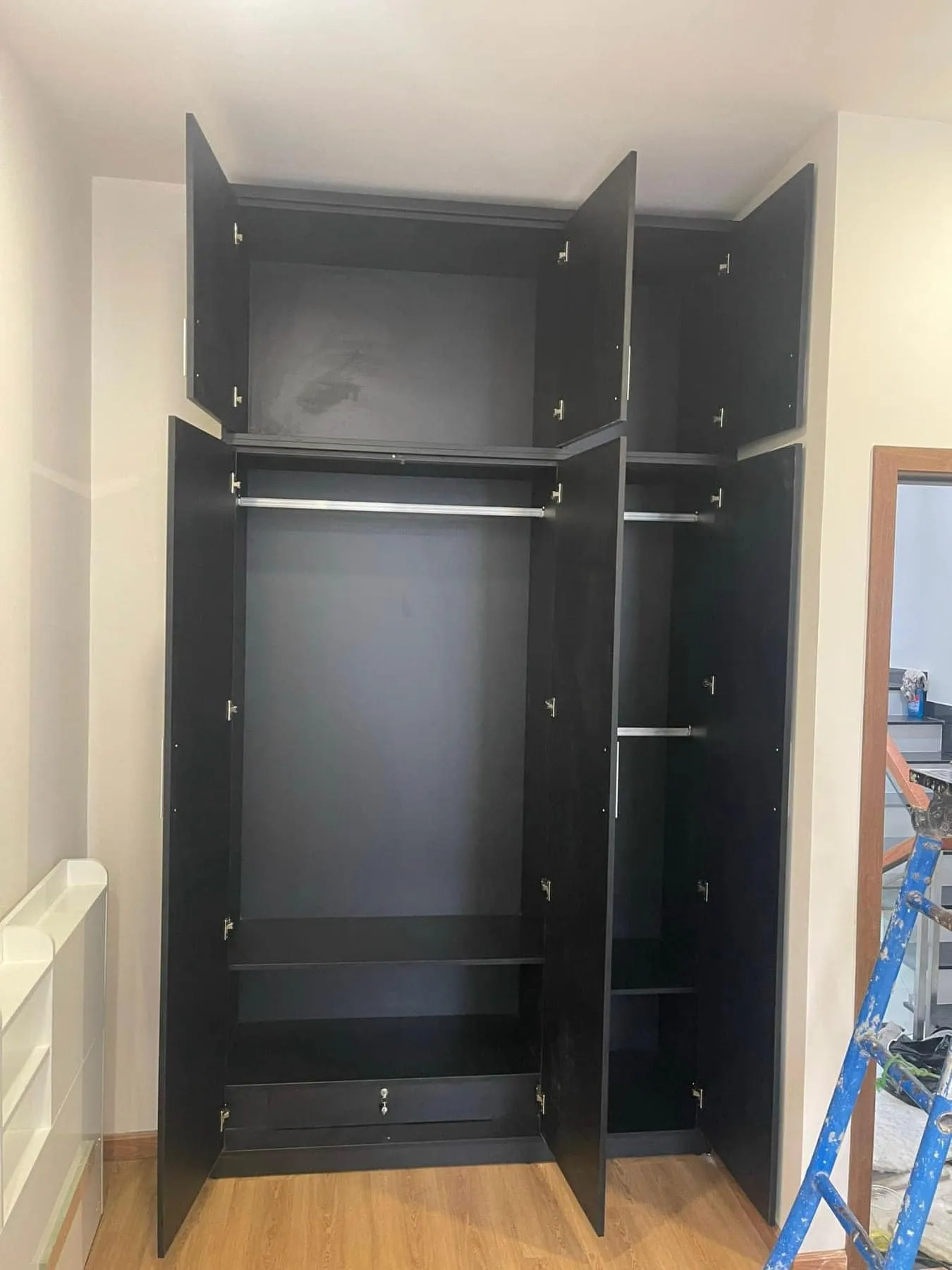 Cấu tạo tủ quần áo âm tường bằng nhựa với khung nhôm