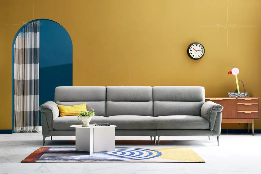 Mẫu ghế sofa đơn giản hiện đại dạng băng dài màu xám trung tính cho phòng khách căn hộ