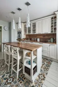 Tủ bếp chữ I cánh pano tân cổ điển cho không gian nhỏ