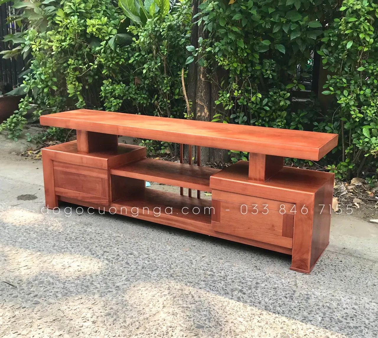 Kệ tivi gỗ xoan đào giá rẻ với kiểu dáng đơn giản