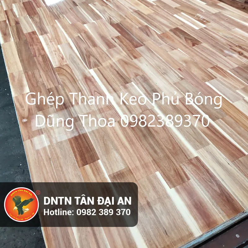 Cận cảnh thớ gỗ keo chắc chắn sau khi phủ keo bóng bảo vệ