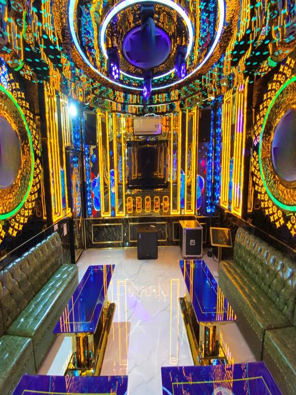 7 Tiêu Chuẩn Vàng Chọn Mua Bàn Ghế Gỗ Cao Cấp Cho Phòng Khách Sang Trọng