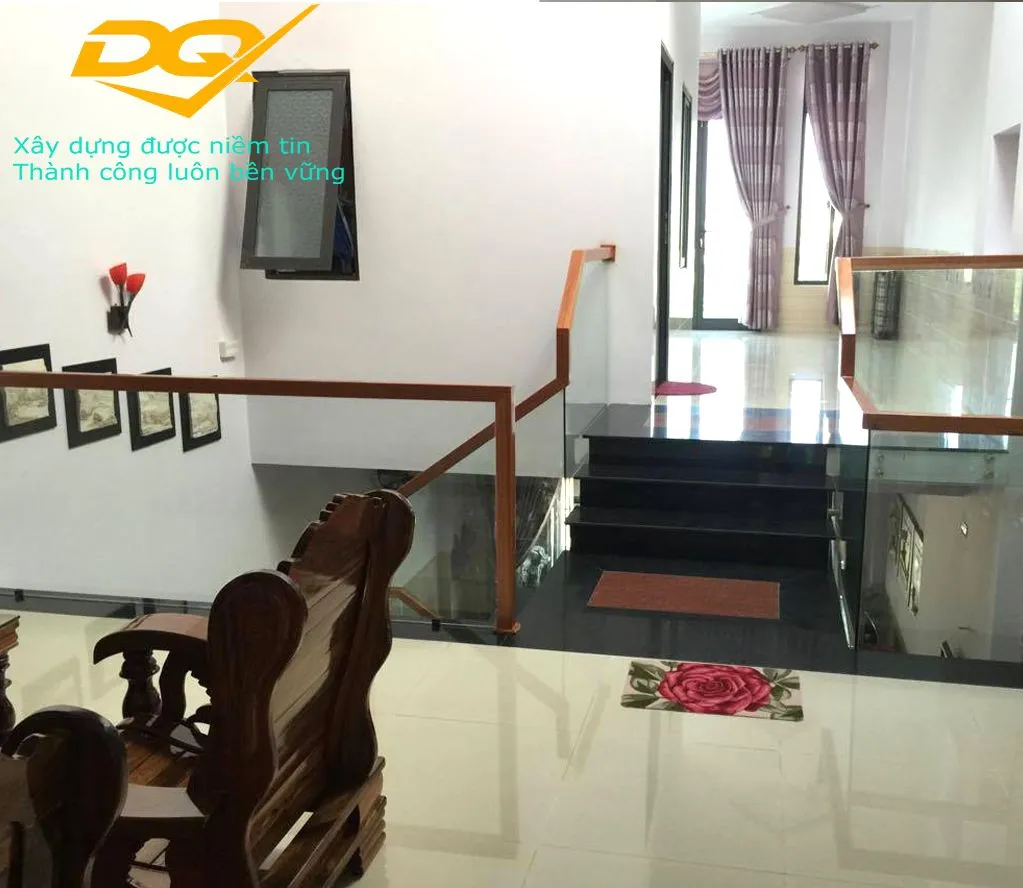 Không gian nội thất trở nên bừng sáng nhờ hệ thống cầu thang gỗ kính hiện đại