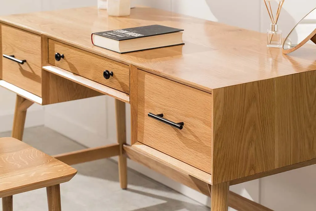 Chi tiết tay nắm và khung hộc tủ tinh xảo