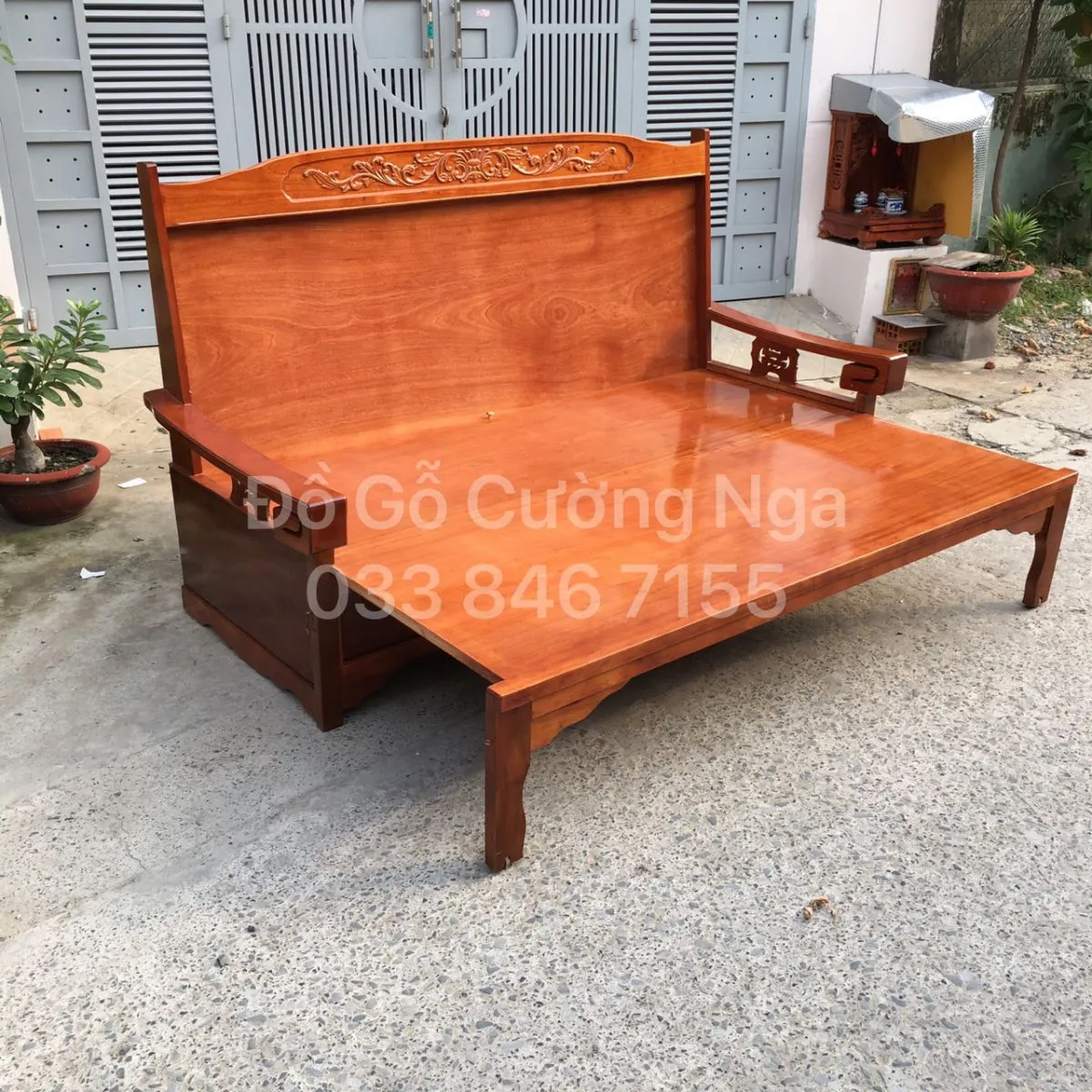 Một mẫu ghế trường kỷ kéo thành giường gỗ tự nhiên đang ở trạng thái giường ngủ