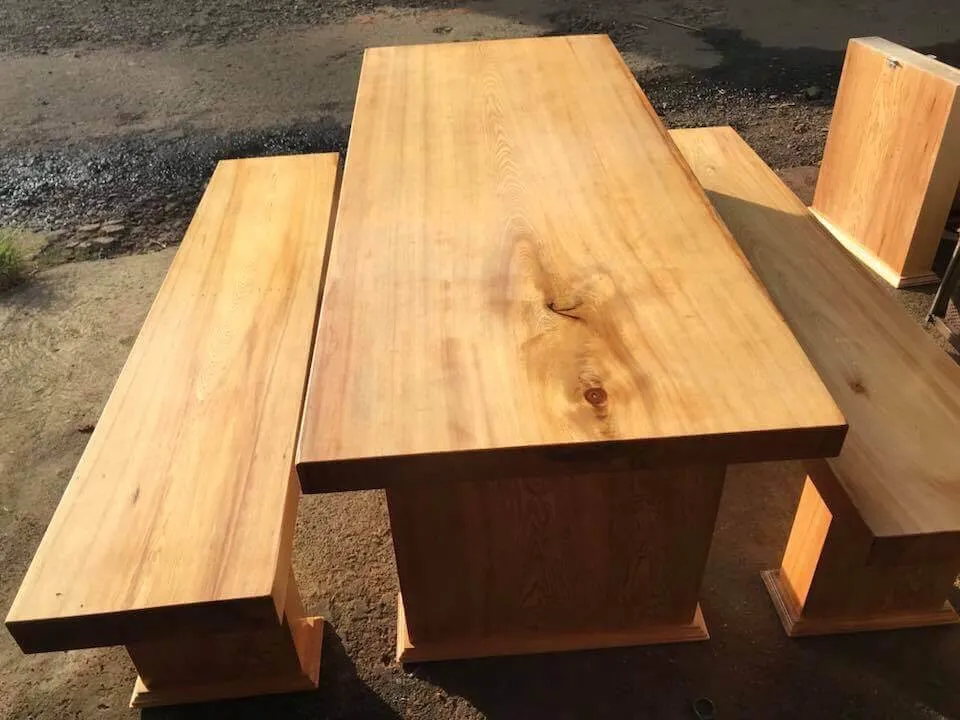 Bàn ghế Pơ Mu có tính thẩm mỹ cao