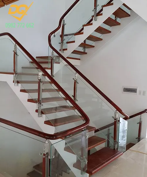 Mẫu tay vịn gỗ tự nhiên kết hợp kính cường lực tạo điểm nhấn thẩm mỹ