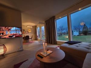 8 Tiêu Chí Chọn Bộ Bàn Ghế Gỗ Phòng Khách Đẳng Cấp 2026