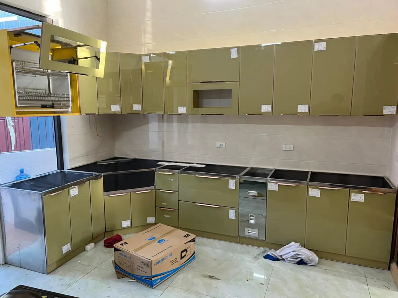 Tủ bếp inox cánh acrylic màu xám kết hợp mặt đá trắng