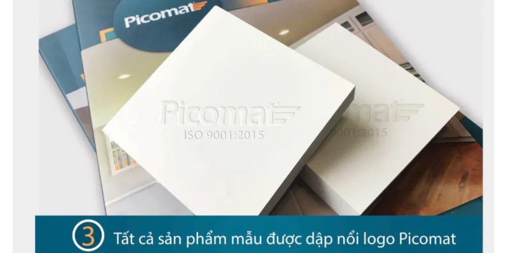 Logo Picomat dập nổi trên bề mặt ván