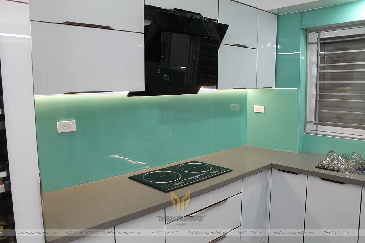 Bộ tủ bếp inox cánh kính có khoảng cách giữa tủ trên và tủ dưới 65 cm