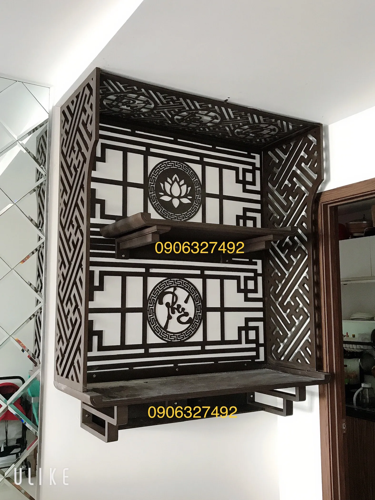 Mẫu bàn thờ treo tường hai tầng màu gỗ gụ truyền thống